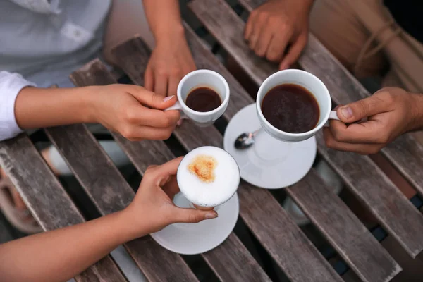 Amigos Bebendo Café Mesa Madeira Café Livre Vista Acima — Fotografia de Stock