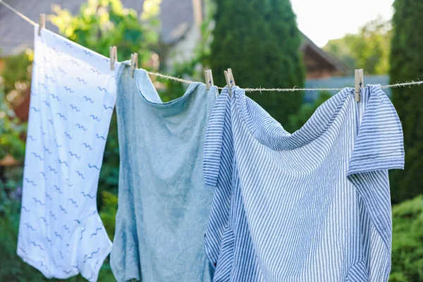 Camisas Secándose Línea Lavado Aire Libre Ropa Limpia —  Fotos de Stock