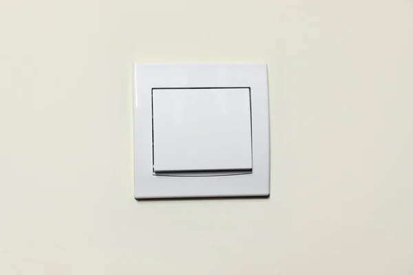 Μοντέρνος Πλαστικός Διακόπτης Φωτισμού Λευκό Τοίχο Closeup — Φωτογραφία Αρχείου