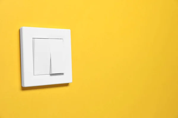 Moderner Kunststofflichtschalter Auf Orangefarbenem Hintergrund Raum Für Text — Stockfoto