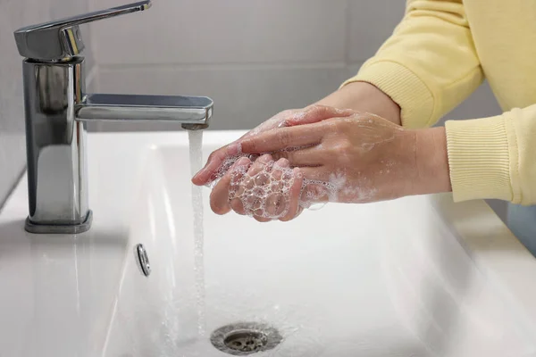 Femme Lavant Les Mains Avec Eau Robinet Dans Salle Bain — Photo