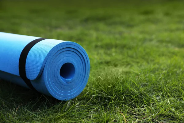 户外新鲜绿草上明亮的壁毯或健身垫 文字空间 — 图库照片