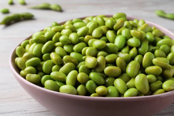 薄緑色のテーブルの上においしい枝豆のボウル クローズアップ — ストック写真