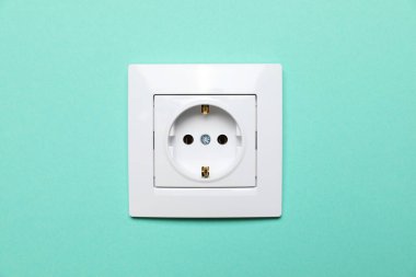 Turkuaz duvarda güç prizi var. Elektrik arzı