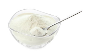 Beyaza izole edilmiş bir kase dolusu agar-agar tozu.