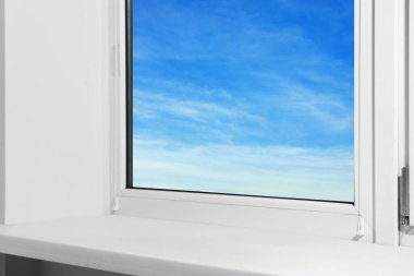 Boş beyaz pervazlı pencere, yakın plan görünümü