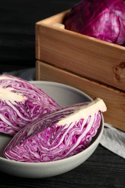 Siyah ahşap masada taze kırmızı lahana.