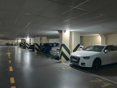 Yeraltı otoparkındaki farklı arabaların görüntüsü