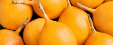 Arka plan olarak lezzetli olgun granadillalar, yakın plan. Pankart tasarımı