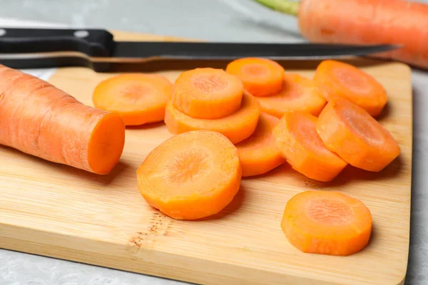 切碎的新鲜成熟多汁胡萝卜放在桌上 — 图库照片