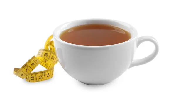 陶瓷杯的饮食草本茶和白色背景的测量带 体重减轻 — 图库照片