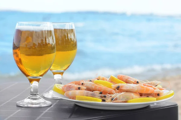Cold Beer Glasses Shrimps Served Lemon Beach — Stock Photo, Image