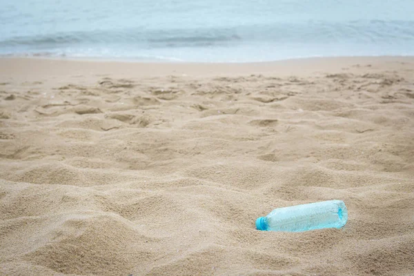 Plastic Fles Het Strand Buurt Van Zee Ruimte Voor Tekst — Stockfoto