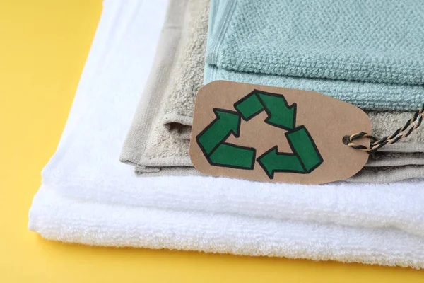 Toalhas Empilhadas Com Etiqueta Reciclagem Fundo Amarelo Close — Fotografia de Stock