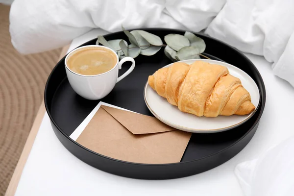 Plateau Avec Croissant Savoureux Tasse Café Enveloppe Sur Lit Blanc — Photo