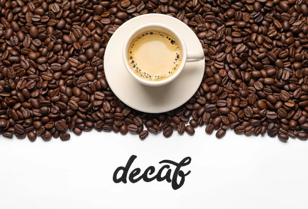 Word Decaf Kopje Koffie Bonen Witte Achtergrond Plat Lay — Stockfoto