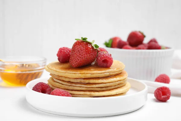 Leckere Pfannkuchen Mit Frischen Beeren Und Honig Auf Weißem Tisch — Stockfoto