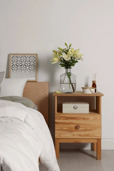 Vase Mit Strauß Frischer Blumen Auf Hölzernem Nachttisch Schlafzimmer — Stockfoto