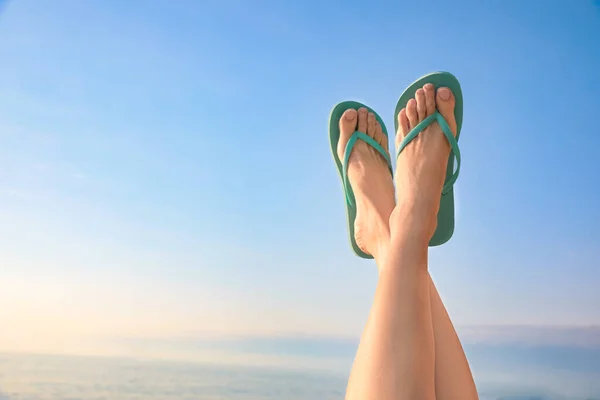 Kvinna Snygga Flip Flops Mot Himlen Närbild Plats För Text — Stockfoto