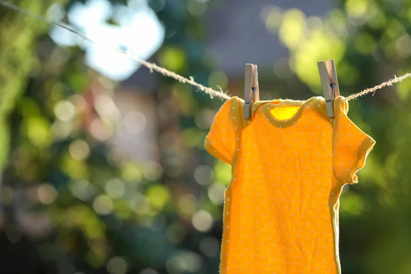 Bulanık Arka Planda Çamaşır Ipinde Kuruyan Bebek Kıyafeti Yakın Plan — Stok fotoğraf