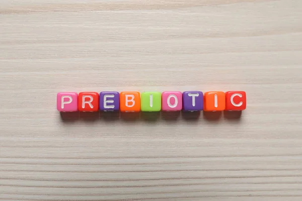 单词Prebiotic由立方体制成 有字母放在木制桌子上 俯瞰全景 — 图库照片