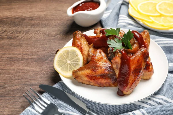 Deliciosas Asas Frango Frito Servidas Mesa Madeira Espaço Para Texto — Fotografia de Stock