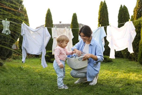 Anne Kızı Çamaşır Ipine Yakın Arka Bahçede Kuru Giysiler Var — Stok fotoğraf
