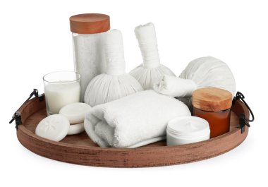 Beyaz üzerine izole edilmiş farklı vücut bakım ürünleriyle güzel bir spa kompozisyonu
