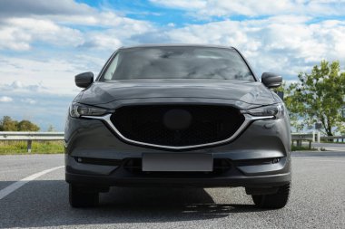 Asfalt yolda yeni siyah modern araba