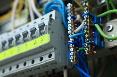 Sigorta kutusunda birçok kablo bulunan elektrik paneli, yakın plan
