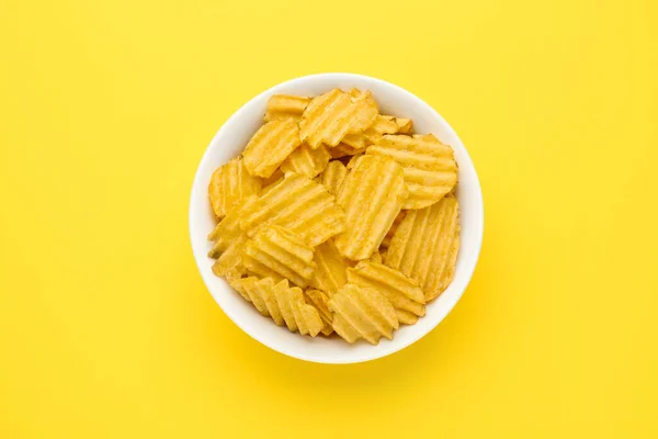 Schaal Van Smakelijke Geribbelde Chips Gele Achtergrond Bovenaanzicht — Stockfoto