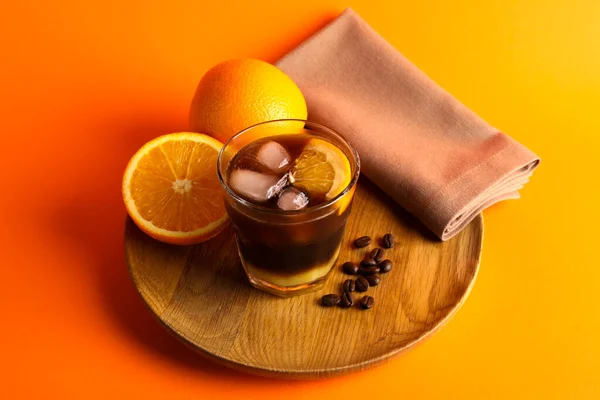 Bebida Refrescante Saborosa Com Café Suco Laranja Fundo Cor Brilhante — Fotografia de Stock