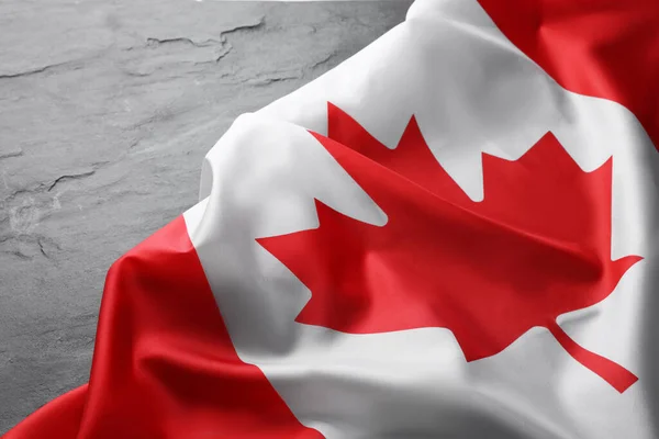 Kanada Bayrağı Siyah Masada Yakın Plan — Stok fotoğraf
