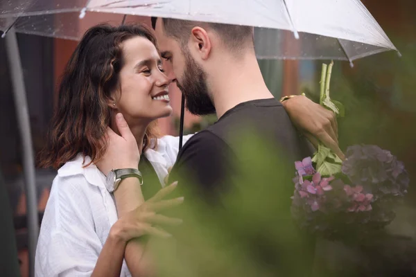 Jeune Couple Avec Parasol Profiter Temps Ensemble Sous Pluie Sur — Photo