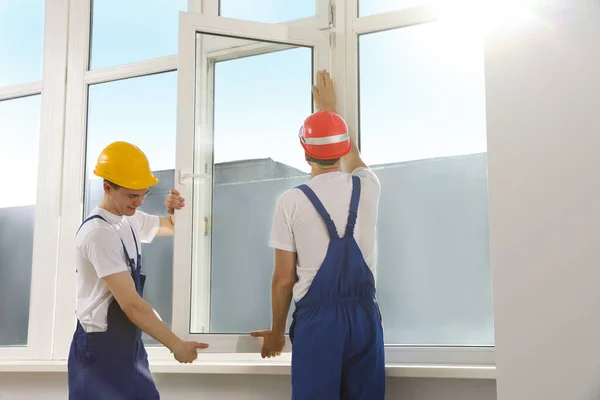 Pracownicy Jednolitym Montażu Okna Tworzywa Sztucznego Pomieszczeniach — Zdjęcie stockowe