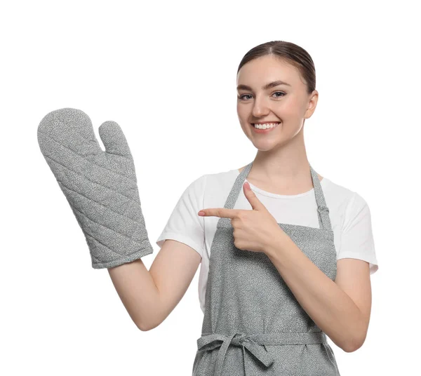 美しいです若いです女性できれいなエプロンでパターンとオーブン手袋上の白い背景 — ストック写真