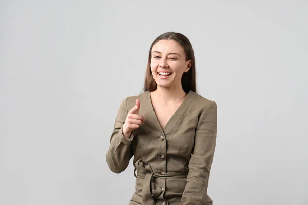 Porträtt Lycklig Ung Kvinna Ljusgrå Bakgrund Personlighetsbegrepp — Stockfoto