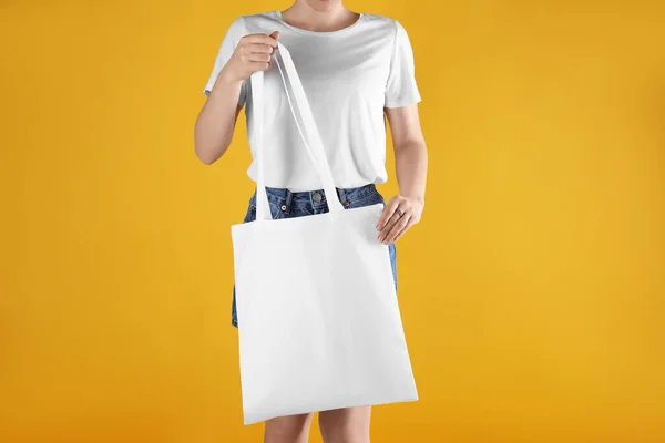 Mujer Con Bolsa Textil Blanca Sobre Fondo Naranja Primer Plano — Foto de Stock