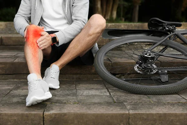 男子膝部受伤 脚步声靠近自行车室外 — 图库照片