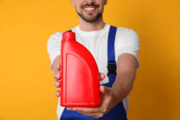 Man Showing Red Container Motor Oil Orange Background Closeup —  Fotos de Stock