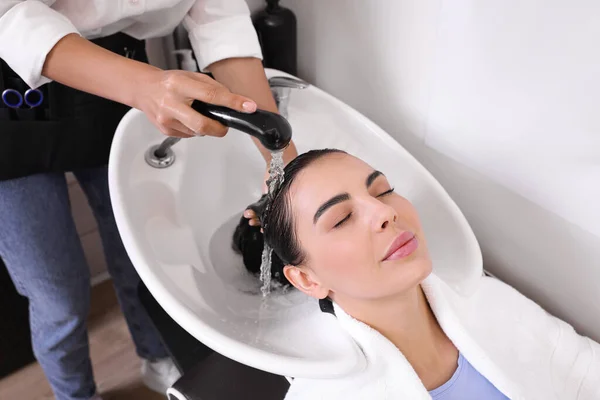 Peluquería Profesional Lavando Cabello Mujer Salón Belleza Primer Plano —  Fotos de Stock