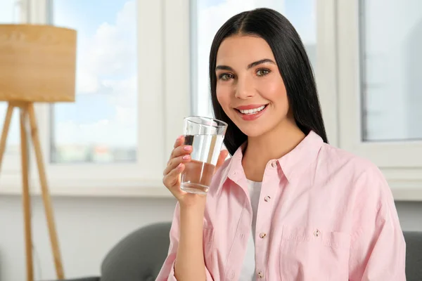 Wanita Muda Dengan Segelas Air Dalam Ruangan Menyegarkan Minuman — Stok Foto