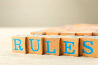 Kelime Kuralları 'nın içinde harfler olan küçük tahta masa, yakın plan.