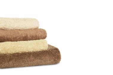 Beyaz arka plan üzerinde yumuşak terry havlu katlanmış