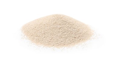 Beyaz üzerine izole edilmiş granüllü maya yığını