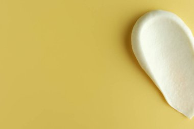 Sarı arka planda yüz fırçası örneği, üst manzara. Metin için boşluk