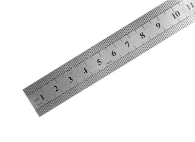 Metal cetvel, beyaz, üst görünümde izole edilmiş santimetrelik uzunluk işaretleriyle ölçer.