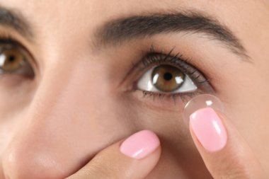 Genç kadının gözüne closeup Kontakt lens koyarak