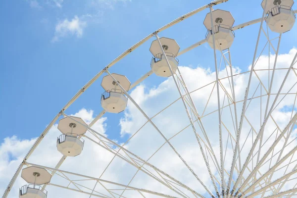 Large Observation Wheel Blue Cloudy Sky Low Angle View — Fotografia de Stock