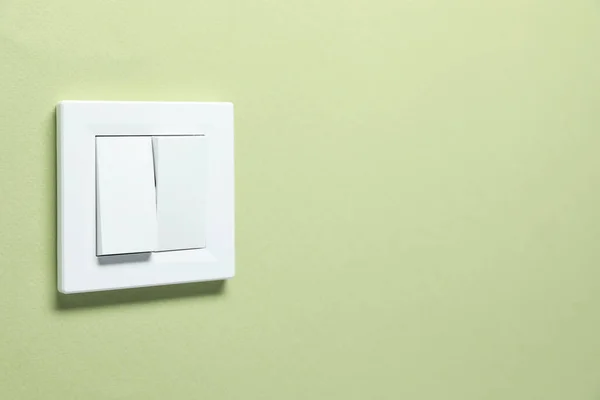 Interruptor Luz Plástico Moderno Sobre Fondo Verde Espacio Para Texto — Foto de Stock